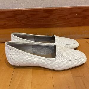 Donald J. Pliner DeeDee White Flats Size 7